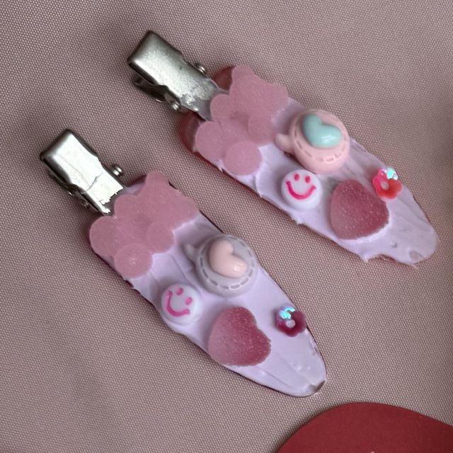 Decoden hair clips with pink cream, macarons and strawberries